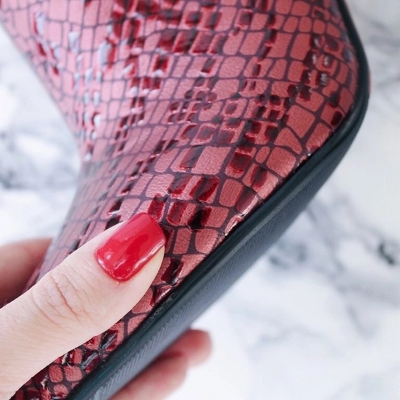 "Living on the Edge" (CLOSING CLOSET SALE) - Picture 4 of 7